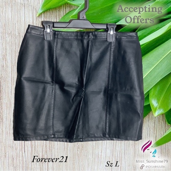 Forever21 - Sz L - faux leather skirt w/ back zipper - Picture 1 of 5